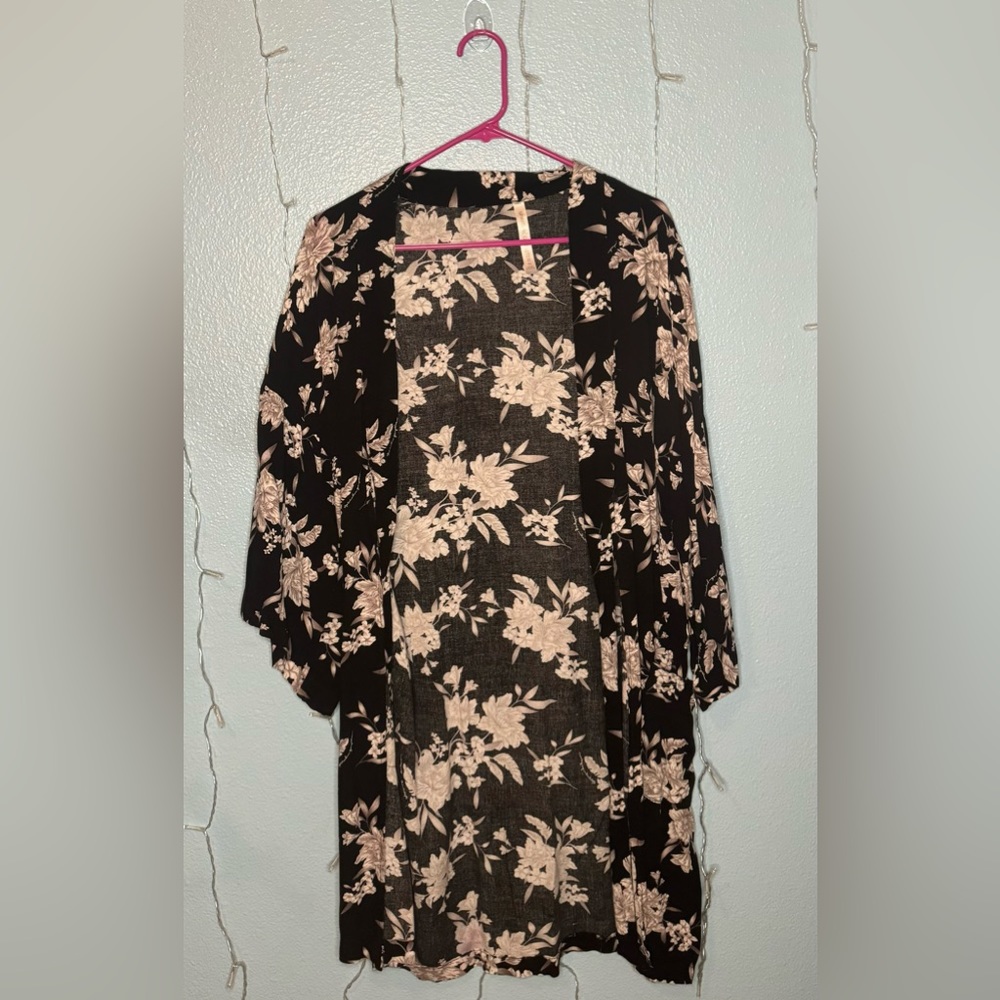 Spiritual Gangster Kimono Style Robe- small tear on tie - Picture 2 of 4